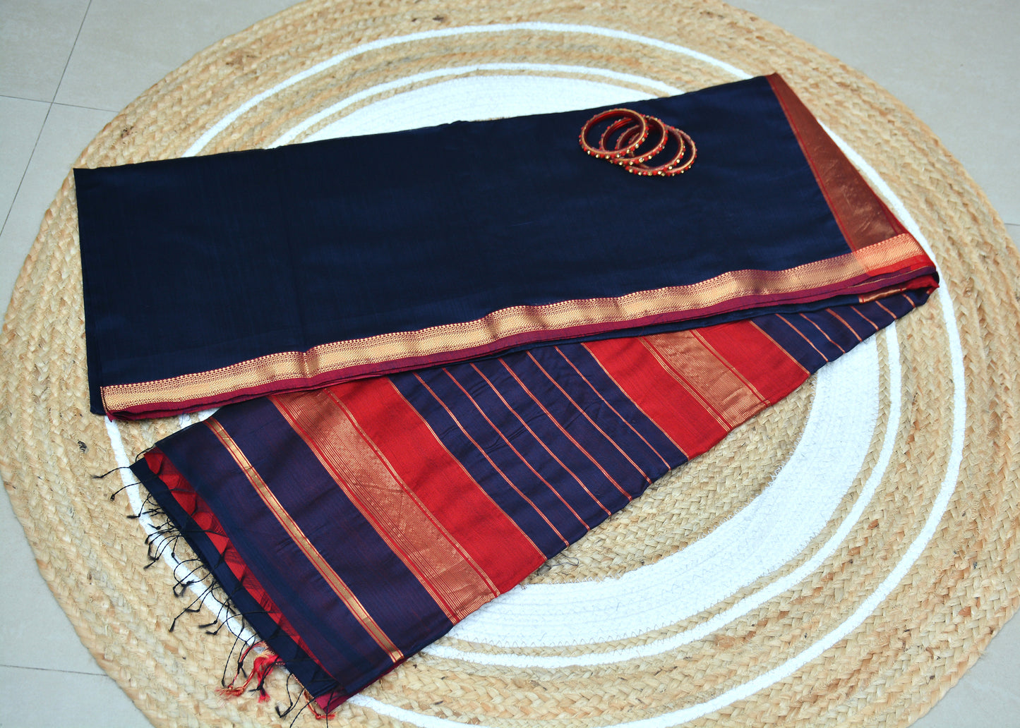 Maheshwari Handloom Saree with Small Border and Contrast Pallu