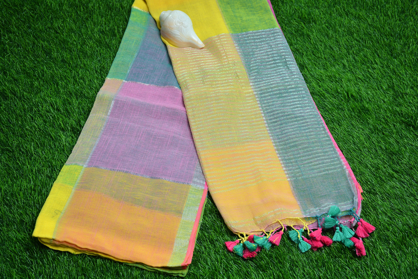 Handloom linen Saree in a Checked Pattern