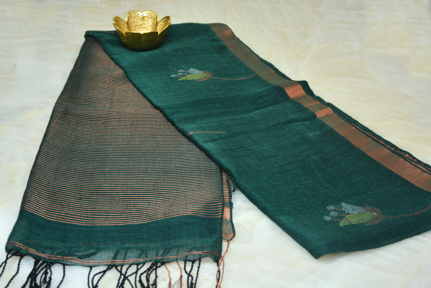 Handloom Linen  Saree with Flower Motif